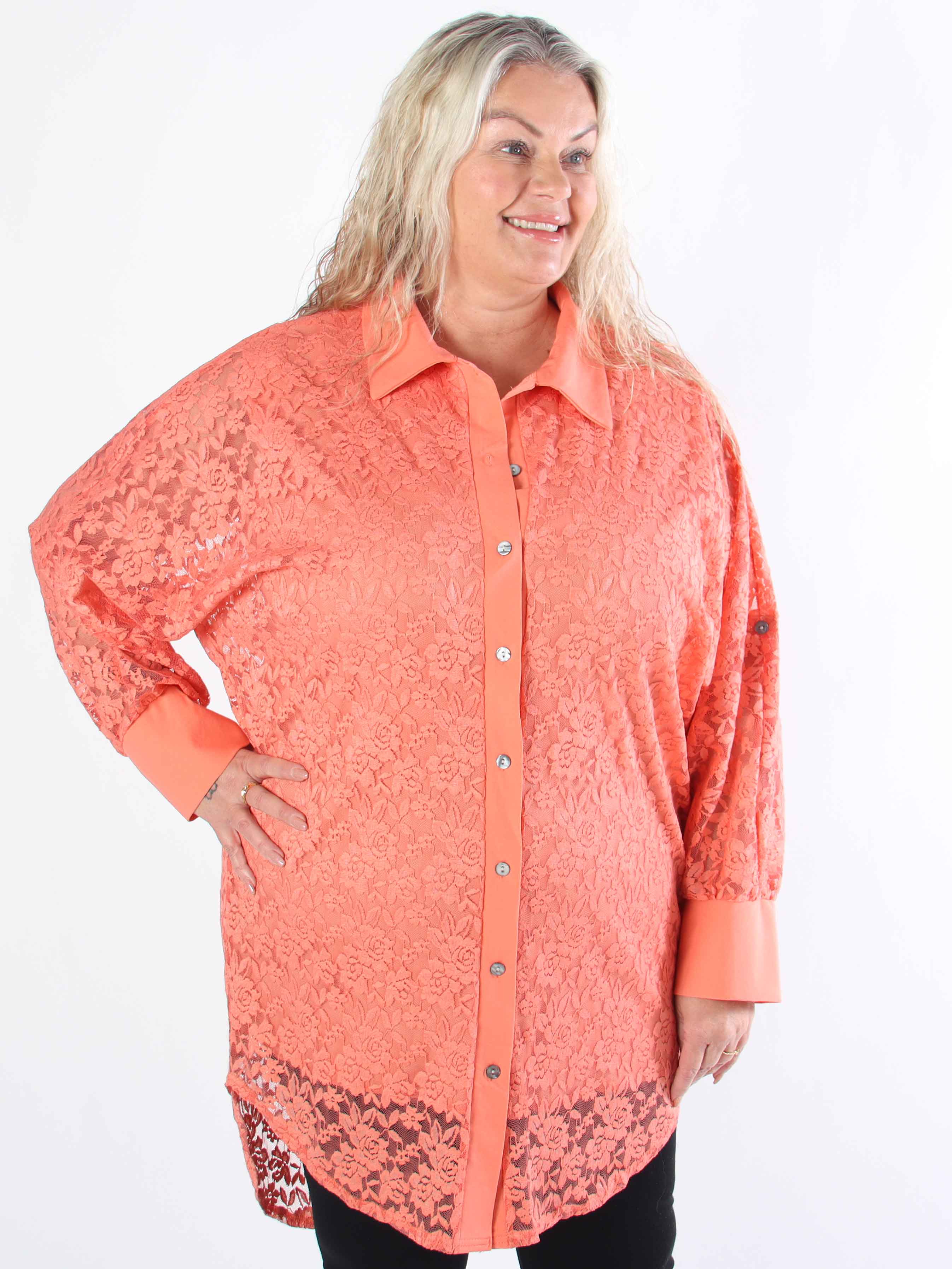 Katherine - Sød plus size skjorte i blonder